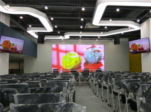 信息产业部十一设计院中关村领创空间55寸1.7mm液晶显示屏